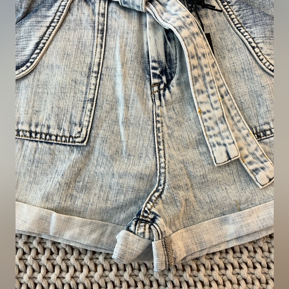 NWT Blank NYC Light Denim Acid Wash Paper Bag Shorts with Belt - Picture 7 of 11